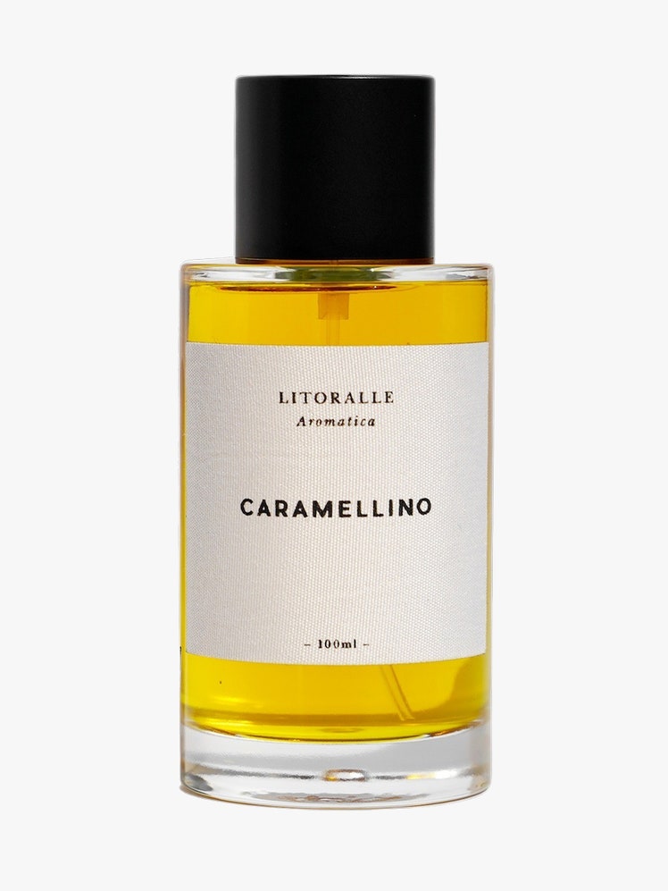 Aromatica Caramellino clear bottle with yellow liquid and black top on light grey background